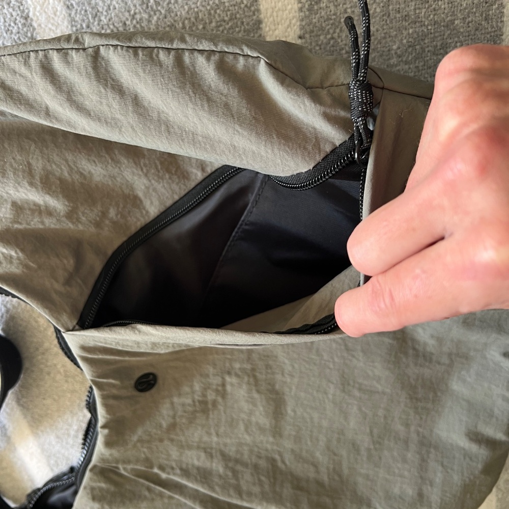 Lululemon slouchy sling bag 10L - Picture 3 of 4